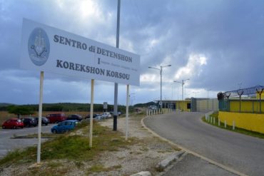 Venezolanos detenidos en Curazao inician huelga de hambre para exigir mejores condiciones