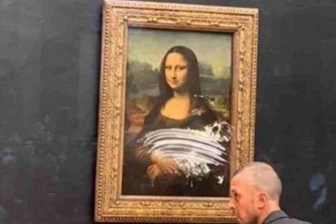 Un visitante del museo Louvre en París arrojó una torta al cuadro Mona Lisa y el momento se hizo viral (+Video)