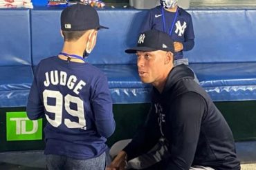 El emotivo momento en que un niño venezolano llora al conocer a su ídolo de los Yankees (+Video)