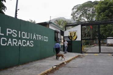 Entre cochinos, gallinas y conejos que llevaron los milicianos son atendidos los pacientes en Hospital Psiquiátrico de Caracas