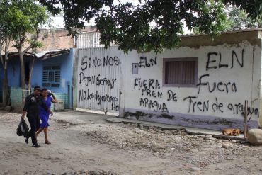 La guerra del Ejército de Liberación Nacional contra el Tren de Aragua genera zozobra en la frontera: así pintaron las paredes de las viviendas (+Fotos)