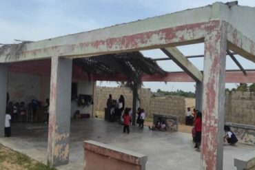 En el piso: así ven clases los niños de dos escuelas en la Guajira por falta de pupitres y deterioro de la infraestructura