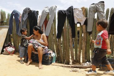 Indígenas wayúu venezolanas llegan a la desértica Guajira colombiana, donde el hambre y la falta de oportunidades se volvieron paisaje (+Fotos)