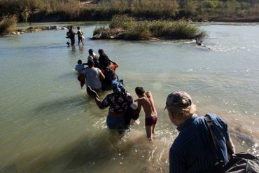 Entre lágrimas migrantes cuentan la dura travesía para cruzar de México hacia EEUU: un niño de 3 años fue arrastrado por el río Bravo (+Video)