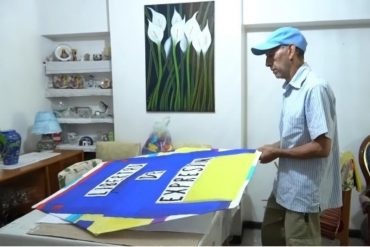 La historia del “señor del papagayo” y sus 16 años de mensajes críticos a través del arte en las calles y protestas (+Video)