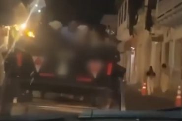 Polémica en Cartagena: sancionaron a pareja que se mostró teniendo relaciones sexuales mientras se desplazaban en un coche turístico ( +Video)