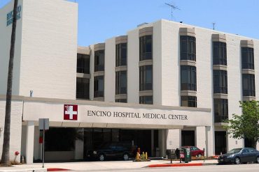 Un hombre apuñaló al menos 3 personas en hospital de Los Ángeles: la policía lo detuvo (+Video)