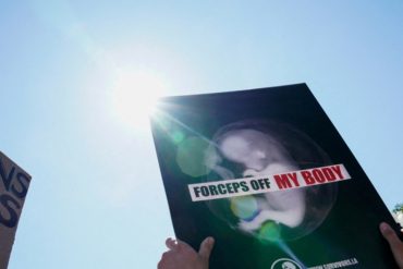 Protestas, cierres de clínica e incertidumbre: La reacción ciudadana ante el fallo del Supremo de EEUU sobre el derecho al aborto