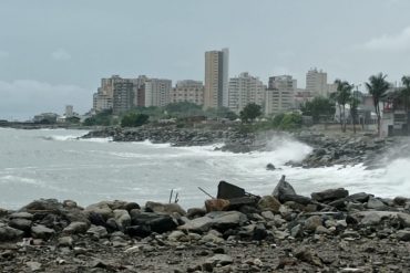 Reportan oleaje «moderado» en Macuto y Caraballeda por paso del potencial ciclón tropical (+Imágenes)