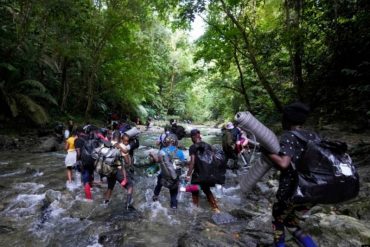 Aumenta el número de migrantes y refugiados venezolanos que cruzan la selva del Darién: más de 16.000 lo hicieron en los primeros 5 meses del año