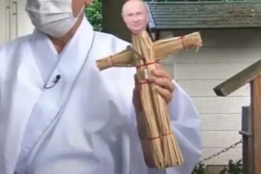 Detenido un anciano en Japón por colgar muñecos tipo vudú contra Putin en santuarios: «Rezo por su muerte» (+Video)