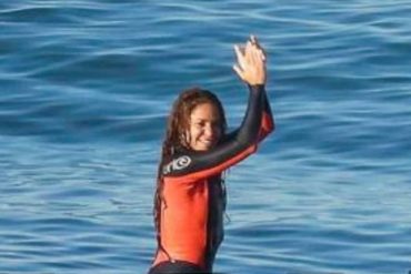 Shakira fue captada surfeando y feliz en una icónica playa de Cantabria tras su separación con Piqué