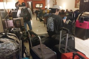 Pasajeros venezolanos a los que Conviasa dejó varados comenzaron a salir desde Argentina hacia Bolivia: en las próximas horas saldrán otros grupos