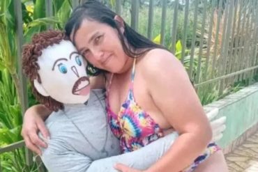 Mujer brasileña “se casó” con un muñeco de trapo que le cosió su madre: organizaron una fiesta, se “fueron” de luna de miel y “tuvieron” un hijo