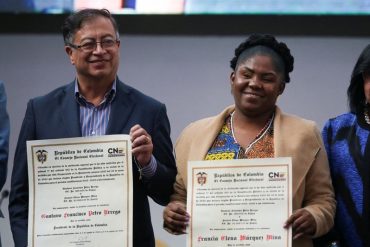 Gustavo Petro recibió la credencial que lo certifica como nuevo presidente de Colombia y después fue recibido por Iván Duque (+Fotos y videos)