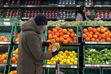 Países pobres consumen solo alimentos básicos por la inflación, advierte FAO