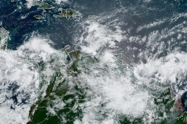 Inameh mantiene vigilancia a onda tropical que podría convertirse en ciclón, pasará cerca de las costas venezolanas (+Datos)