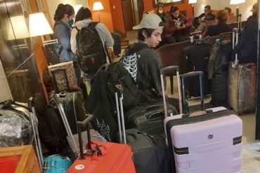 200 pasajeros de Conviasa siguen varados en Buenos Aires: los sacaron del hotel porque la aerolínea dejó de pagar sus habitaciones (+Video)