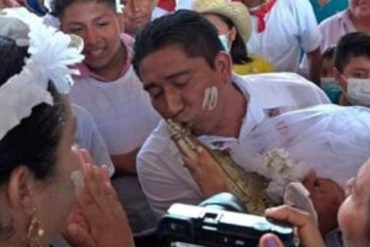 En un raro ritual ancestral un alcalde mexicano se casó con un caimán para asegurar “abundancia” en su pueblo (+Video)