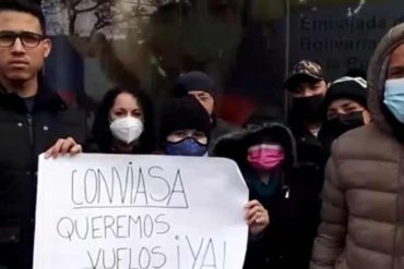 Pasajeros varados en Argentina protestaron frente a embajada venezolana exigiendo vuelos a Conviasa