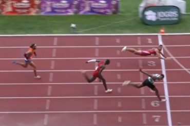 Atleta causó impacto en redes al lanzarse de cabeza cerca de la meta para ganar una carrera de 110 metros con vallas (+Video)