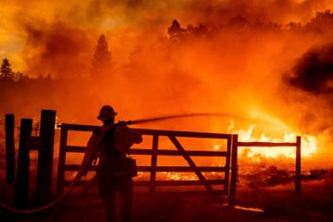 California declara estado de emergencia en un condado por incendios que desataron la ola de calor que afecta a EEUU