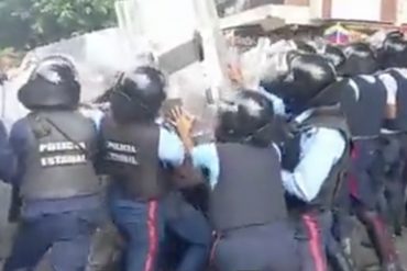 Protesta de docentes en Lara: el histórico momento en el que rompieron el cerco policial e hicieron que los oficiales retrocedieran (+Video)