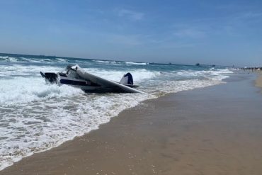 El momento en que se estrelló un avión en una playa de Huntington Beach, California  (+Video)