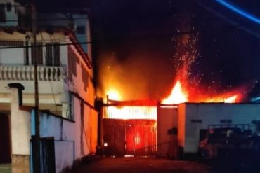 Se registró un alarmante incendio que afectó a 4 casas y un galpón de colchones en Táchira