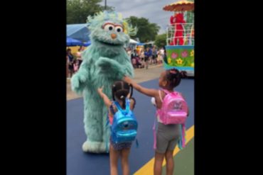 “Les dijo ‘no’ y salió a abrazar a una niña blanca”: Madre denuncia racismo de un personaje del parque Sésamo contra sus hijas (+Video)
