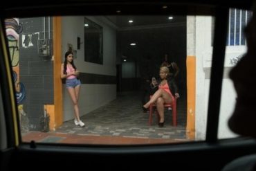 Detenida alias Camila en Colombia por promover prostitución infantil: “embrujaba” a hombres con rezos en sus partes íntimas
