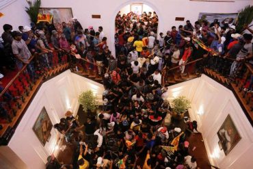 Manifestantes irrumpen en el palacio presidencial de Sri Lanka por la crisis económica (+Video)