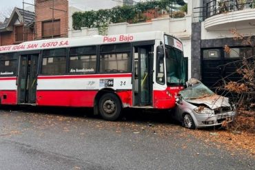 El momento en que un autobús chocó con un auto, perdió el control y arrasó con cuatro vehículos en Argentina (+Video +Fotos)
