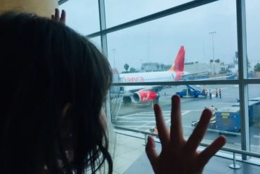 Madre denuncia que American Airlines perdió a su hija mientras la menor viajaba sola: aunque la señora pagó un seguro para que la acompañaran durante el viaje