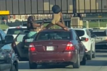 En medio del tráfico, mujeres se subieron al techo de su carro para hacer twerking y se viralizaron en redes (+Video)