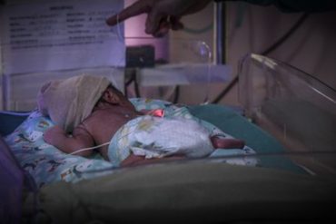 La milagrosa recuperación de la bebé prematura de una madre venezolana en Ecuador: nació en la semana 26 de gestación y cayó en un inodoro La milagrosa recuperación de la bebé prematura de una madre venezolana en Ecuador: nació en la semana 26 de gestación y cayó en un inodoro