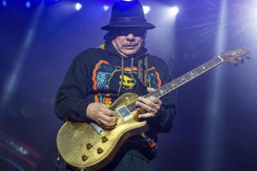 El impactante momento en el que el guitarrista Carlos Santana colapsó en pleno escenario de un concierto en Michigan (+Video)