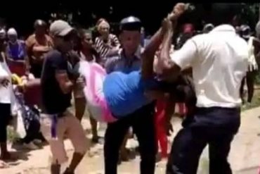 La Policía de la dictadura cubana golpeó brutalmente a una embarazada mientras intentaba comprar alimentos: habría perdido a su bebé (+Video)