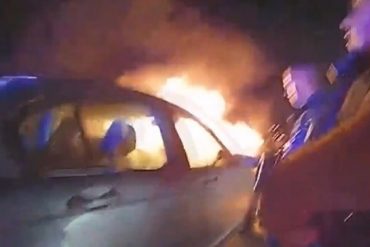 Las impactantes imágenes del rescate de un conductor atrapado en un auto en llamas (+Video)