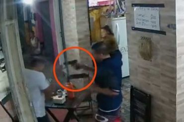 Sujeto le robó el arma a un guardia y lo ejecutó a la vista de todos (+Video sensible)