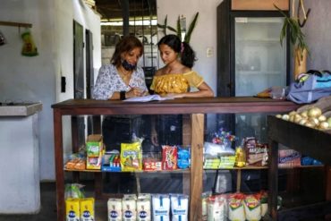 Niños y adolescentes refuerzan sus conocimientos en tareas dirigidas ante el deterioro de la educación pública