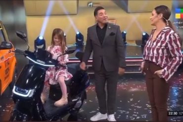 Niña prendió y manejó una moto accidentalmente en un programa de televisión (+Video del angustioso momento en vivo)