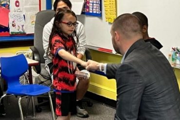 Niño de 7 años salvó a su compañerito de morir atragantado por un trozo de pizza gracias a maniobra que aprendió en The Good Doctor