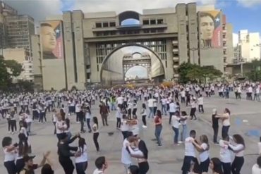 Venezolanos bailaron salsa en la Plaza Caracas como parte de los ensayos para buscar el récord Guinness de la rueda de casino más grande del mundo (+Video)