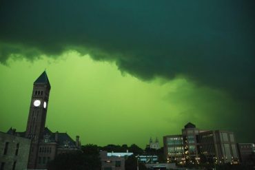 Las impresionantes imágenes de la extraña tormenta que tiñó de verde el cielo en Dakota Sur (+Las razones +Fotos +Videos)