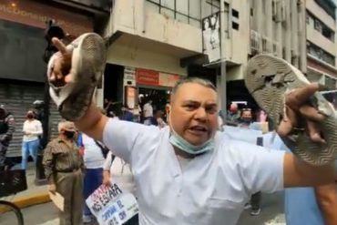 Trabajador salió a protestar contra sueldos de hambre y mostró sus zapatos rotos: reclama al régimen la derogación del instructivo Onapre (+Video)