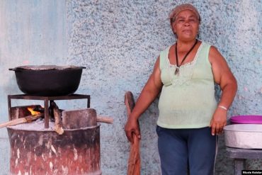 El peregrinar de las mujeres venezolanas por falta de gas doméstico: camina horas con trozos de leña “en el lomo”