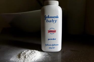 Johnson & Johnson suspende la venta de sus polvos de talco en todo el mundo tras denuncias