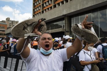 Trabajador de la salud protestó en Caracas y mostró sus zapatos rotos: “Maduro, eres un desgraciado. Nos estás matando. No nos quieres pagar” (+Video)