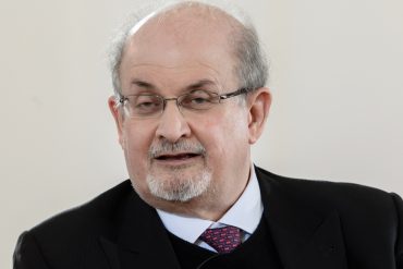 “Las noticias no son buenas”: Salman Rushdie sobrevive con respiración asistida y podría perder un ojo tras ser apuñalado varias en EEUU